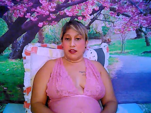 Live sex webcam photo for Roxyfoxy69 #256073917