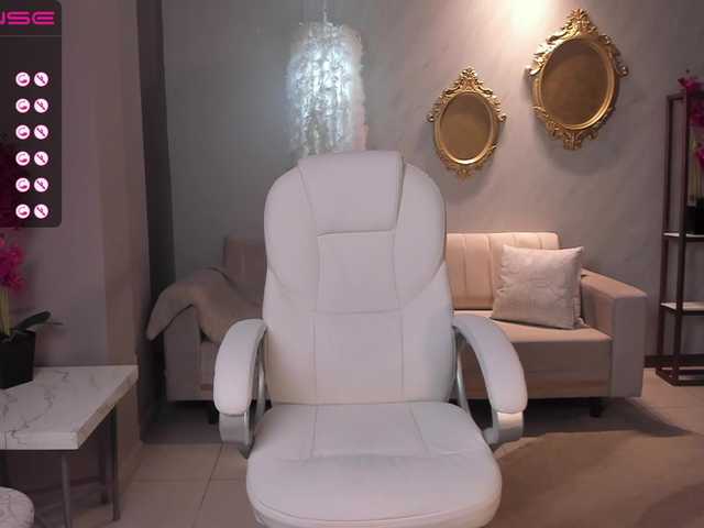 Live sex webcam photo for MaggieBrown #241179582