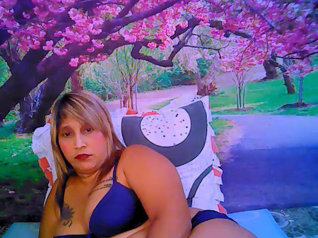 Live sex webcam photo for Roxyfoxy69 #255427958