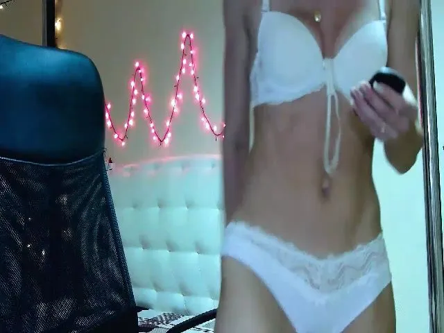 Live sex webcam photo for XeniaMilf #252868019