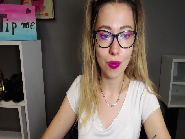 Live sex webcam photo for HeidiFLOWER #263053476