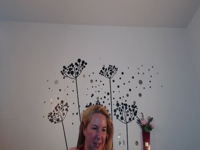 Live sex webcam photo for voluptuousDDD #252287702