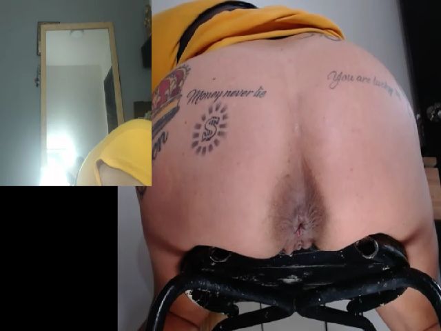 Live sex webcam photo for SexQueen94 #260358460