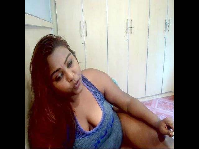 Live sex webcam photo for Indiandiva96 #264865861