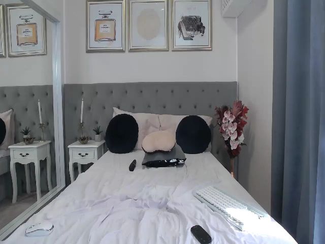 Live sex webcam photo for GracieCute #261943420