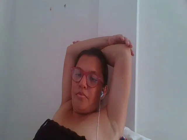 Live sex webcam photo for SweetLola01 #253890034