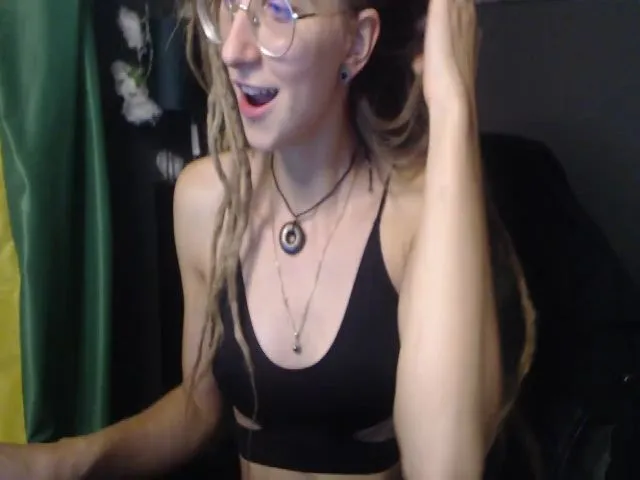 Live sex webcam photo for KINKYkeira #255275123