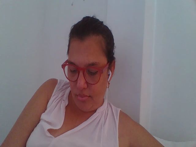 Live sex webcam photo for SweetLola01 #258295295