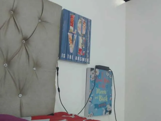 Live sex webcam photo for ZamiraMilf #258381502