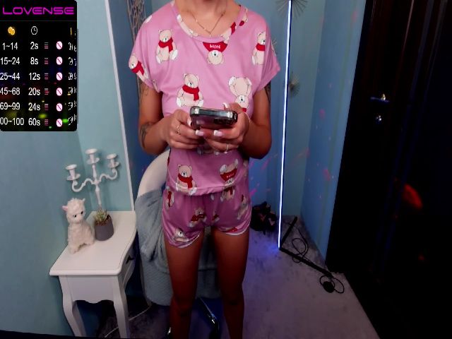 Live sex webcam photo for LittlleAngela #263004219