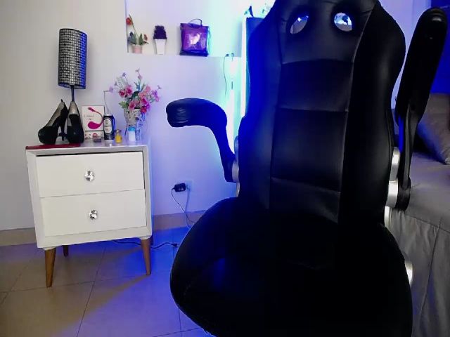 Live sex webcam photo for Cristal_19 #257506300