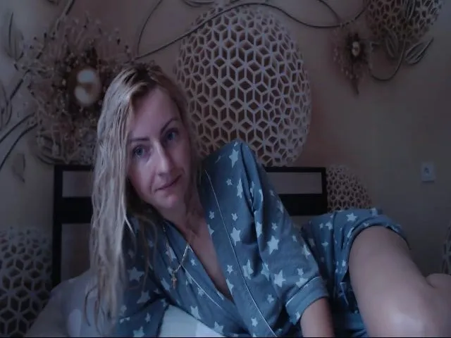 Live sex webcam photo for MeltingJulia #261170886