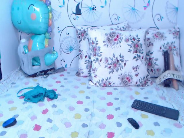 Live sex webcam photo for KinkyBrunetee #253692546
