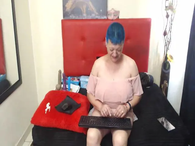 Live sex webcam photo for Crazyqueen01 #262715097
