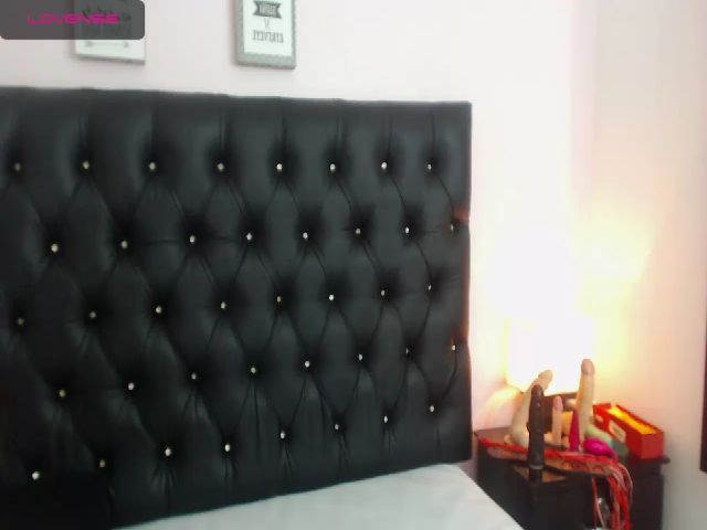 Live sex webcam photo for Shantal_19 #253908480