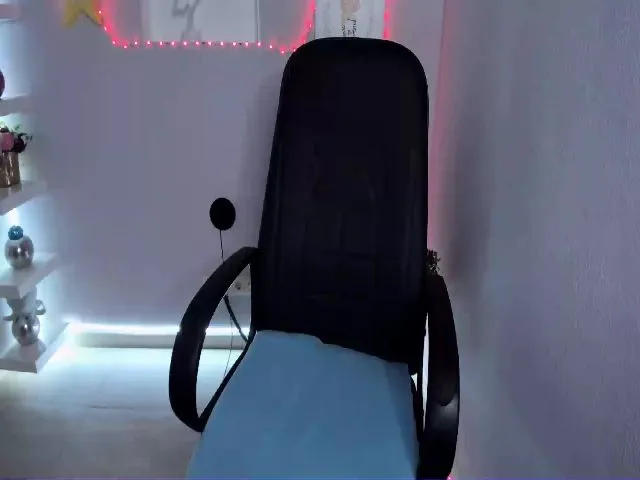 Live sex webcam photo for PennyLoveme #255638027