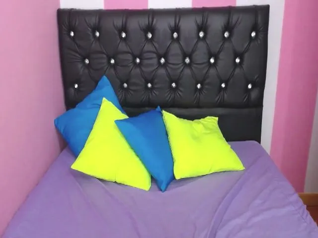 Live sex webcam photo for Melanie12_ #253853560