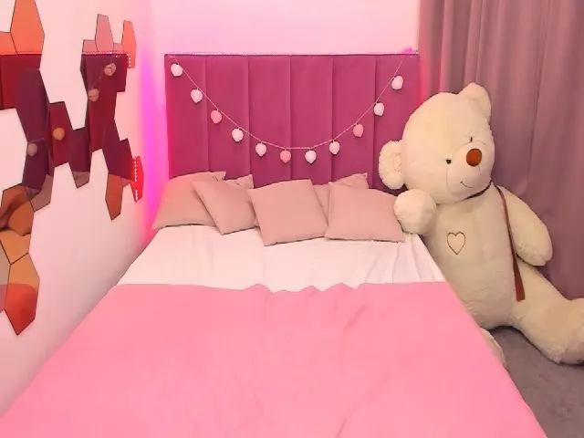 Live sex webcam photo for RedCat18 #255031036