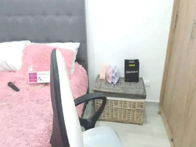 Live sex webcam photo for laurensweety_ #253316783