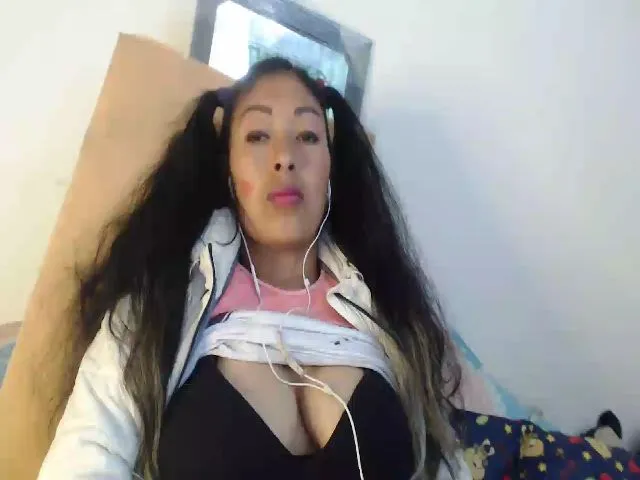 Live sex webcam photo for CHILENITAHOT #260124374