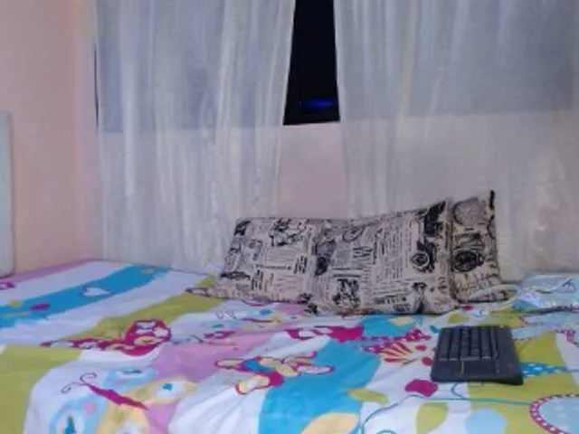 Live sex webcam photo for adri14-1 #242699931