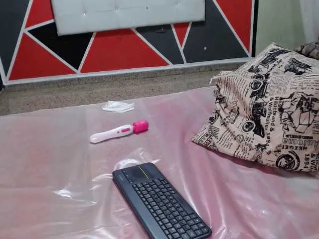 Live sex webcam photo for adri14-1 #251344328