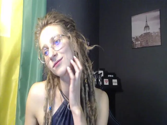 Live sex webcam photo for KINKYkeira #256735282