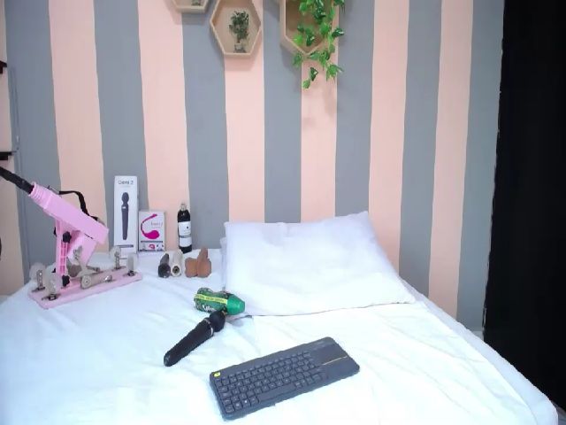 Live sex webcam photo for Aleja_10 #264470524