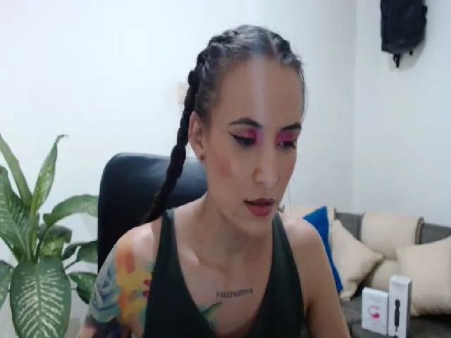 Live sex webcam photo for Avaa22_ #252665429