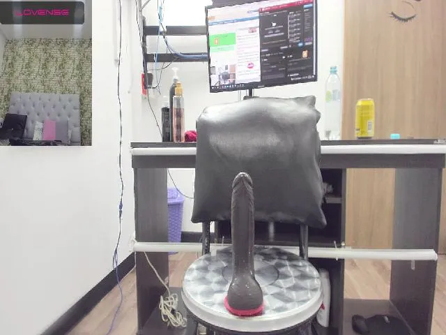 Live sex webcam photo for HilaryMoon #256175365