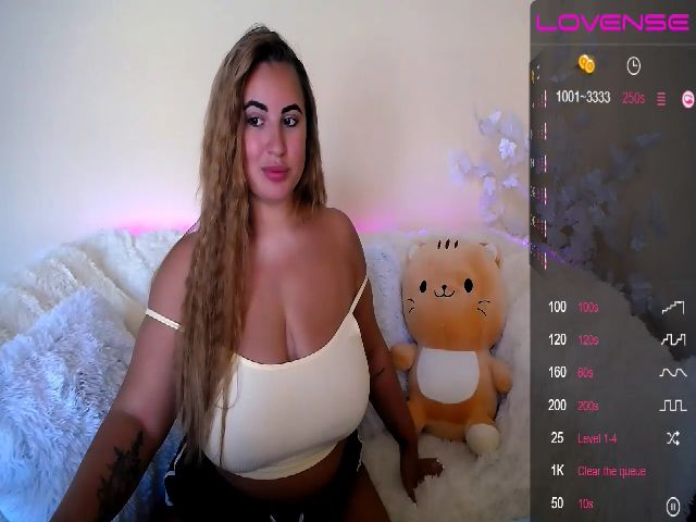 Live sex webcam photo for HarleyQuinnX_ #258153330