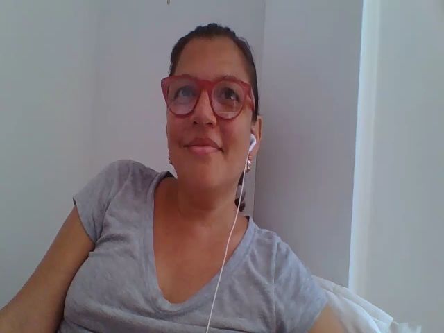 Live sex webcam photo for SweetLola01 #253129578