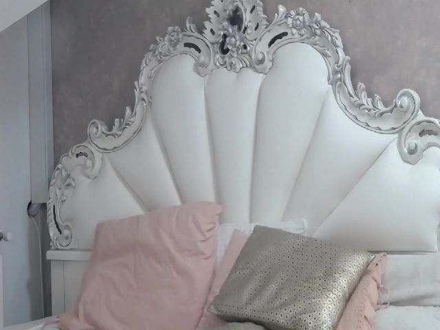 Live sex webcam photo for SoffyyHot #258386462