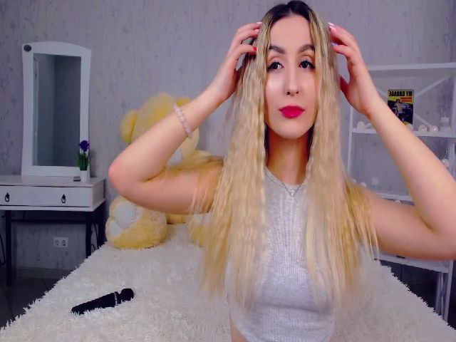 Live sex webcam photo for LiaBrazzer #252784299