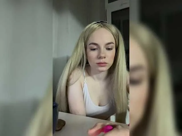 Live sex webcam photo for EmilyMilss #241347569