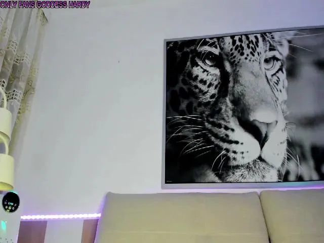 Live sex webcam photo for GoddessHardy #265450602