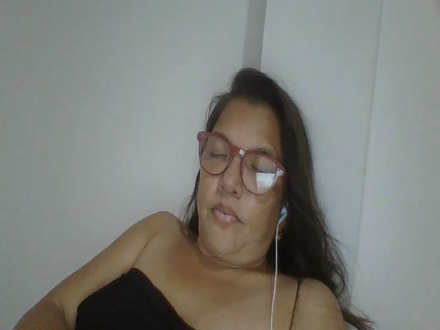 Live sex webcam photo for SweetLola01 #253657911