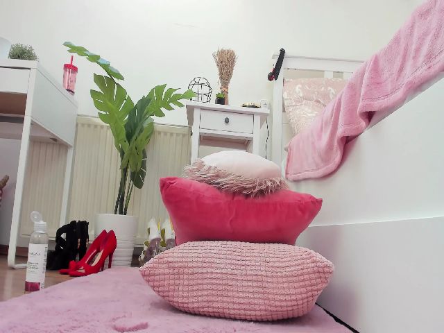 Live sex webcam photo for AshleyJohnes #259084779