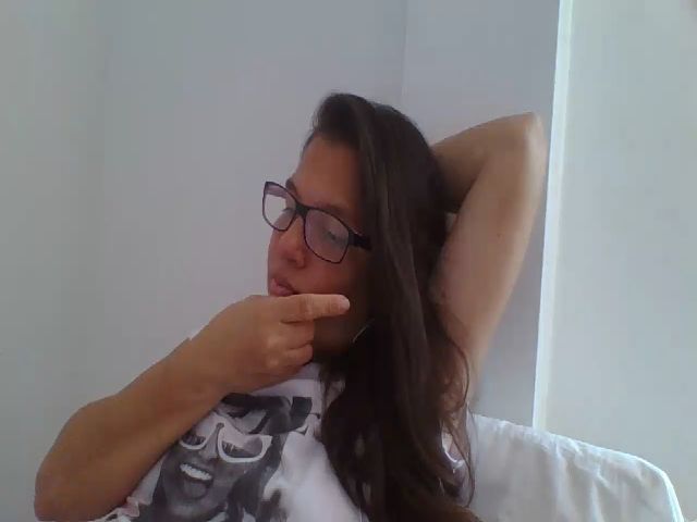 Live sex webcam photo for SweetLola01 #256300907