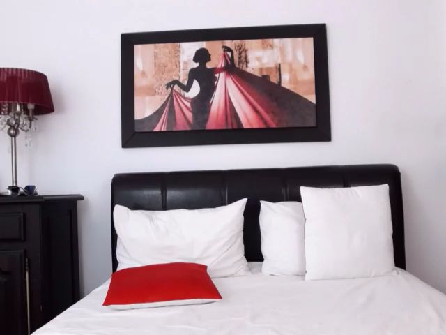 Live sex webcam photo for InnaHottyX #264796193