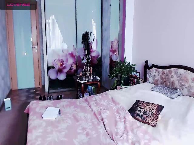 Live sex webcam photo for JuliannaLux #258083384