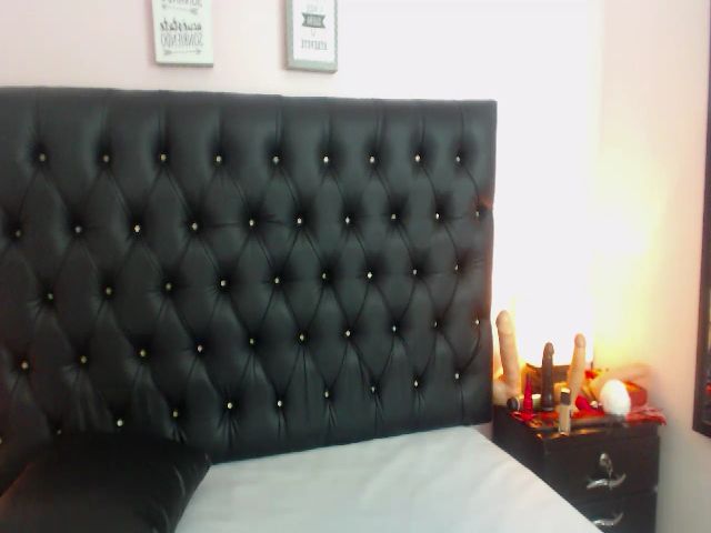 Live sex webcam photo for Shantal_19 #256050625