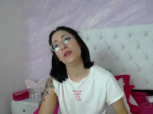 Live sex webcam photo for Karinapuerta #241375101