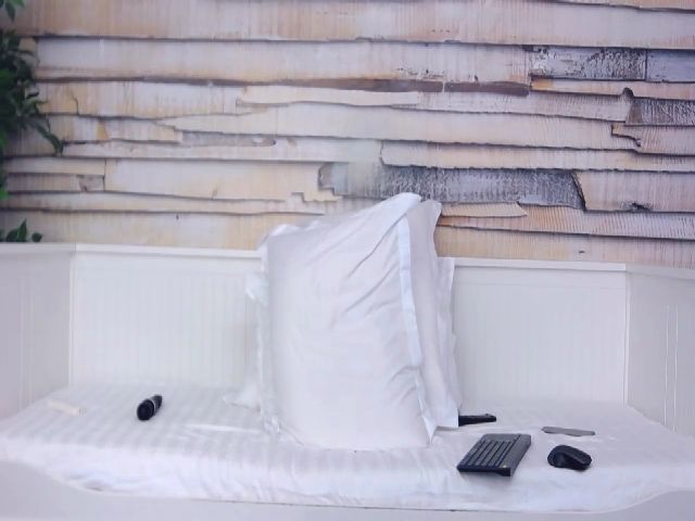 Live sex webcam photo for JadeMonette #254119358