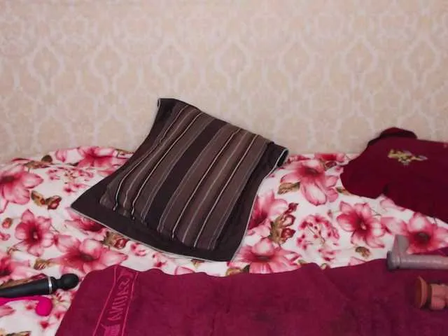 Live sex webcam photo for SaraJae #241417696