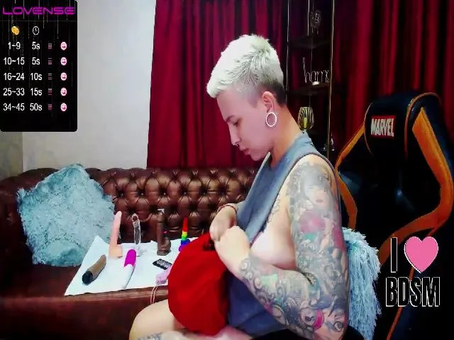Live sex webcam photo for Amy_Ink69 #264912893