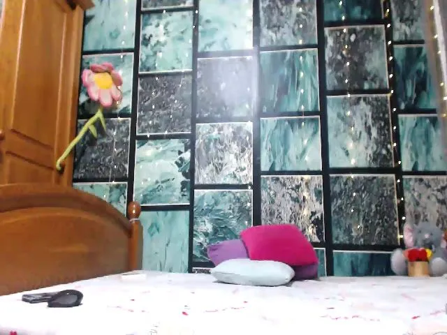 Live sex webcam photo for CuteElsa #264578084