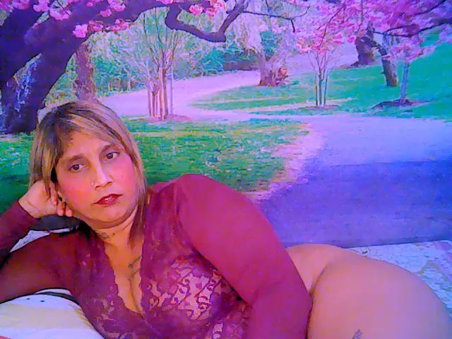 Live sex webcam photo for Roxyfoxy69 #253878283