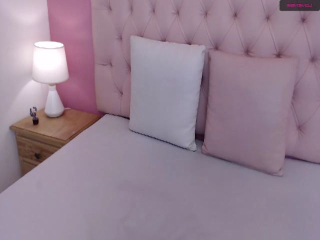 Live sex webcam photo for Keyra_R #261539408