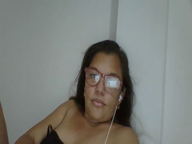 Live sex webcam photo for SweetLola01 #253639867